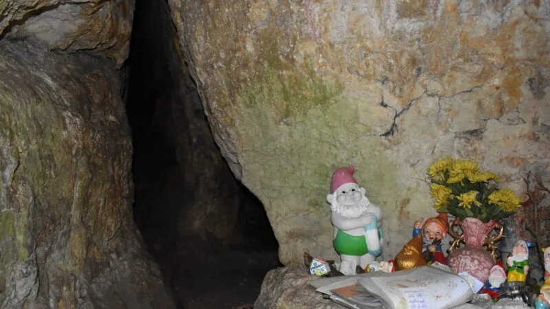l'entrée de la grotte des nains à Ferrette 68