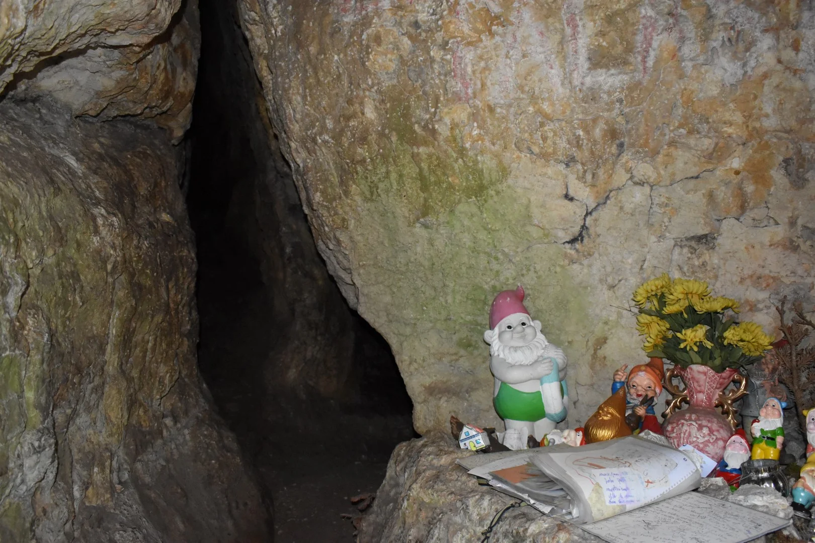 l'entrée de la grotte des nains à Ferrette 68