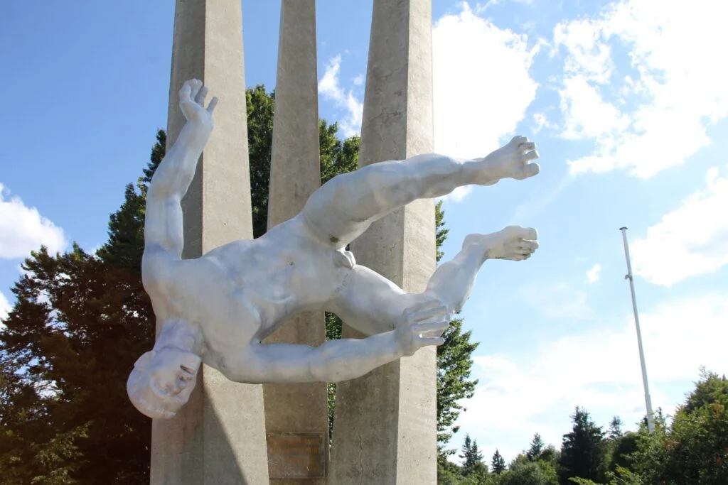 le monument des démineurs dans les Vosges à côté de la maison du tourisme du Ballon d'Alsace