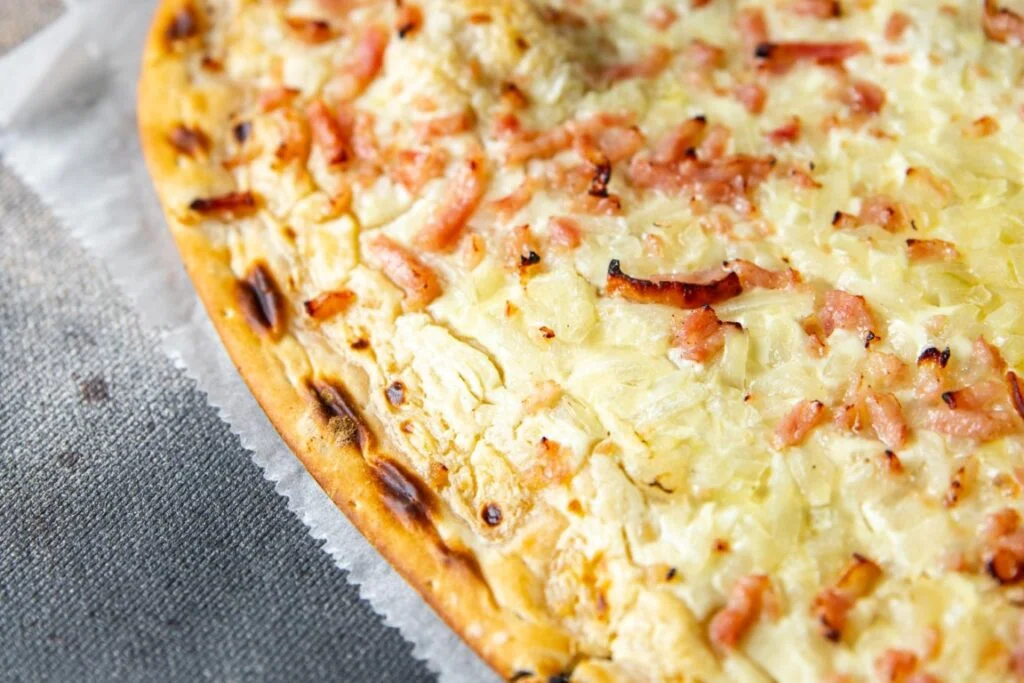 la flammekueche, une tarte flambée aux lardons et à la crème